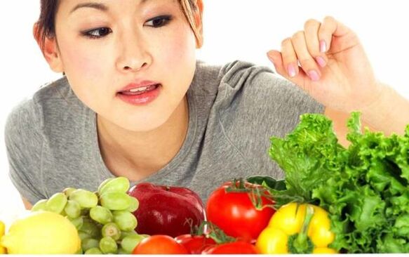 A rapaza xaponesa elixe produtos para unha dieta